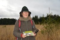Ulrike Aicher mit dem Jahresprogramm Allgäuer Moor-Erlebnis
