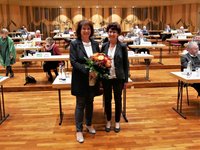 Landrätin Maria Rita Zinnecker (l.) bedankte sich bei Gudrun Hummel für deren jahrzehntelangen Einsatz am Landratsamt Ostallgäu. Bildrechte: Landratsamt Ostallgäu
