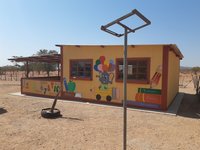 Farbenfrohe Seitenansicht des Kindergartens in Ovijere. Bild: Fly and help