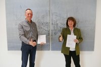 Landrätin Maria Rita Zinnecker und Projektleiter Andreas Stauss freuen sich über den Zuwendungsbescheid. Bildrechte: Landratsamt Ostallgäu