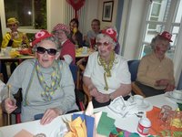 Senioren des Senioren- und Pflegeheims Waal beim Faschingsendspurt. Bildquelle: Senioren- und Pflegeheim Waal.