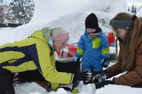 Ingrid Seelos (l.) zeigt Familien und Kindern, was man mit Matsch und Schnee alles anstellen kann. Foto: Landkreis Ostallgäu