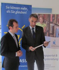 Bildungsberater Michael Kühn (l.) präsentiert Landrat Johann Fleschhut das Zertifikat zum Dialogzentrum Profilpass für den Landkreis Ostallgäu. Bildquelle: Landratsamt Ostallgäu