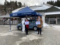 Landrätin Maria Rita Zinnecker und Bürgermeister Maximilian Eichstetter eröffnen das Testzentrum. Die Bildrechte liegen beim Landkreis Ostallgäu.