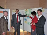 V. l.: Regionalmanager Heiko Gansloser, Landrat Johann Fleschhut, sowie die Moderatoren des Workshops Dr. Heike Glatzel und Uli Ernst. Bildquelle: Landratsamt Ostallgäu.