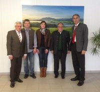 V.l.n.r.: Bürgermeister Helmut Angl (Lechbruck), Markus und Karina Fischer, Inhaber Sepp Krönauer und Landrat Johann Fleschhut (Ostallgäu), Bildquelle: Schönegger Käse-Alm