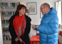 Intensiver Gedankenaustausch beim Gemeindebesuch: Mauerstettens Bürgermeister Armin Holderried und Landrätin Maria Rita Zinnecker.
